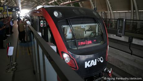 LRT Jabodebek Gangguan, AC Mati hingga Pintu Terbuka